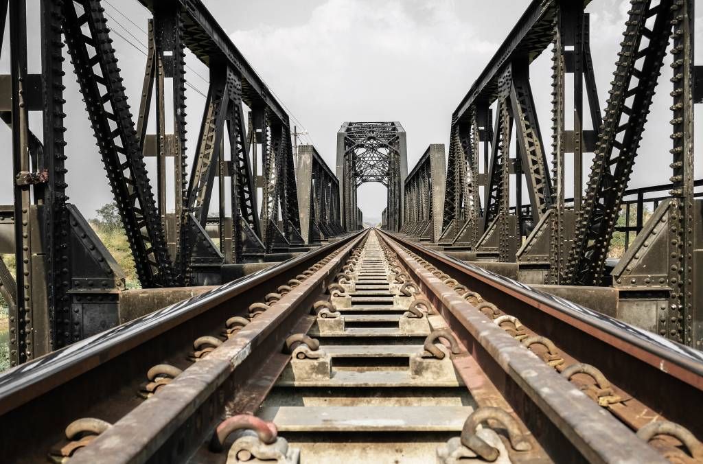 Metalowy most kolejowy