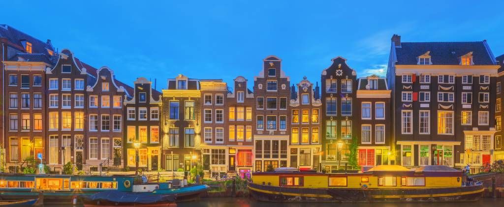 Domy w Amsterdamie w nocy