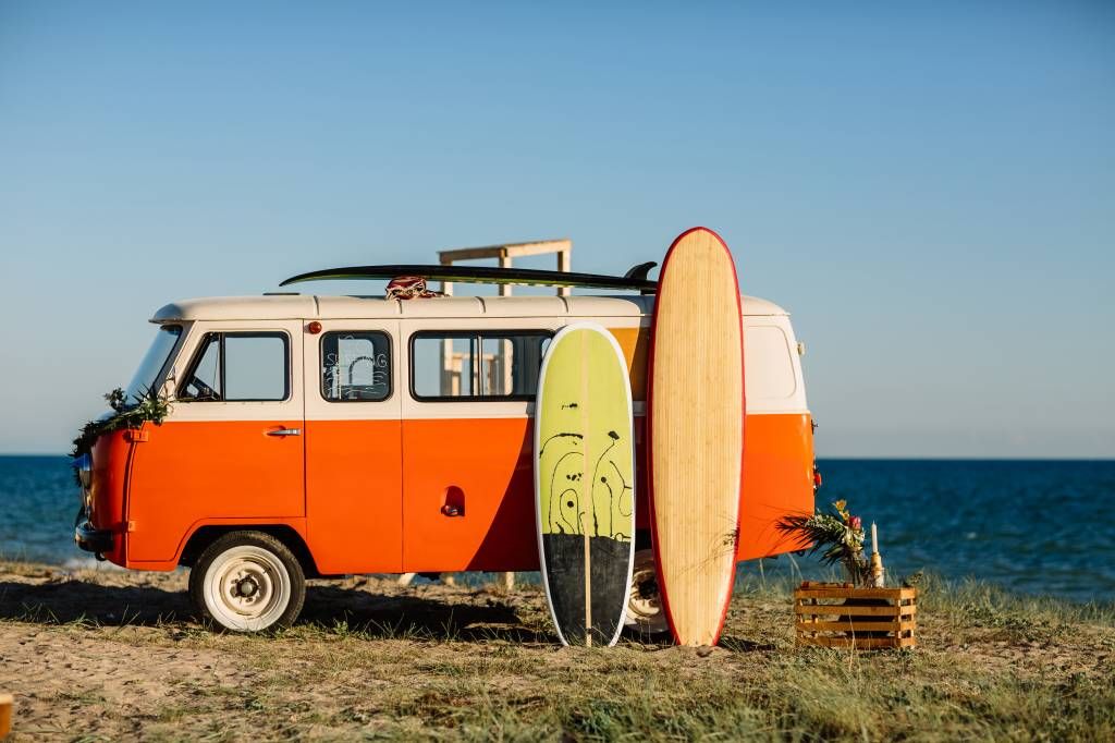 Autobus z deską surfingową