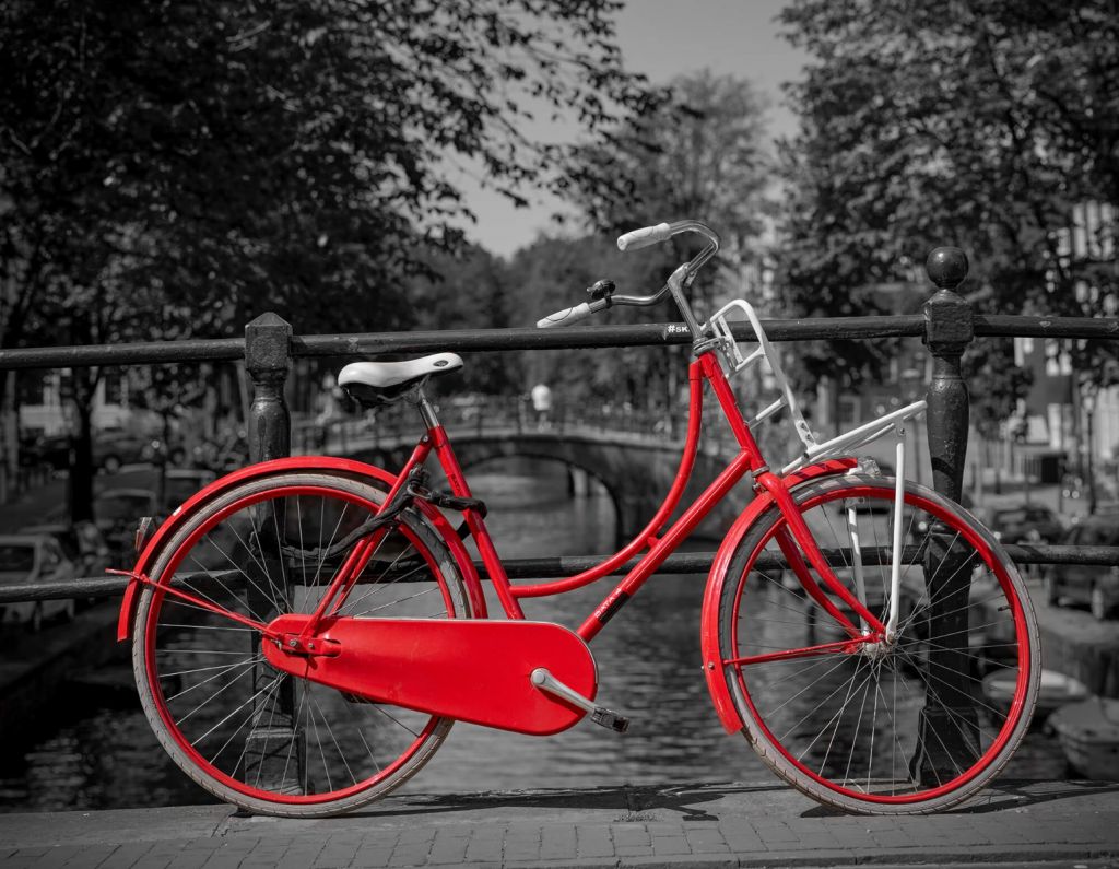 Czerwony rower na moście