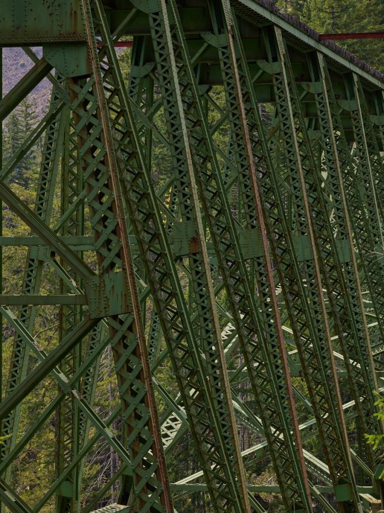 Stary most kolejowy o konstrukcji stalowej