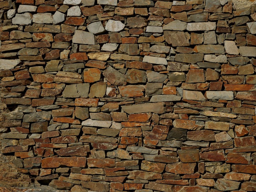 Ściana z nierównymi cegłami
