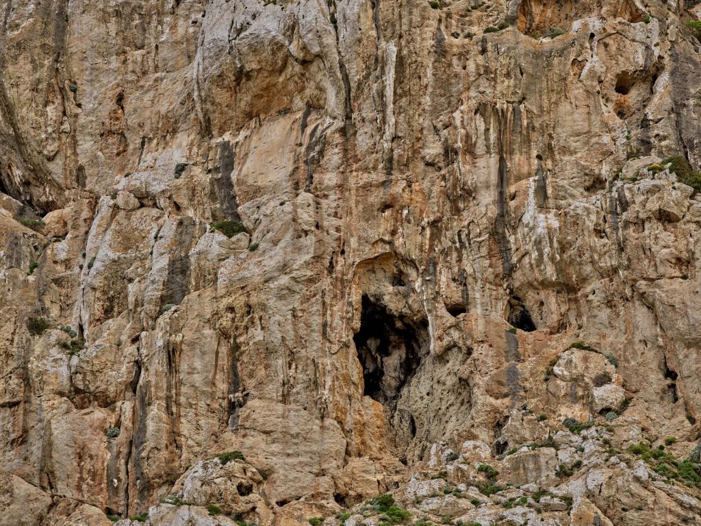 Jaskinia w skale