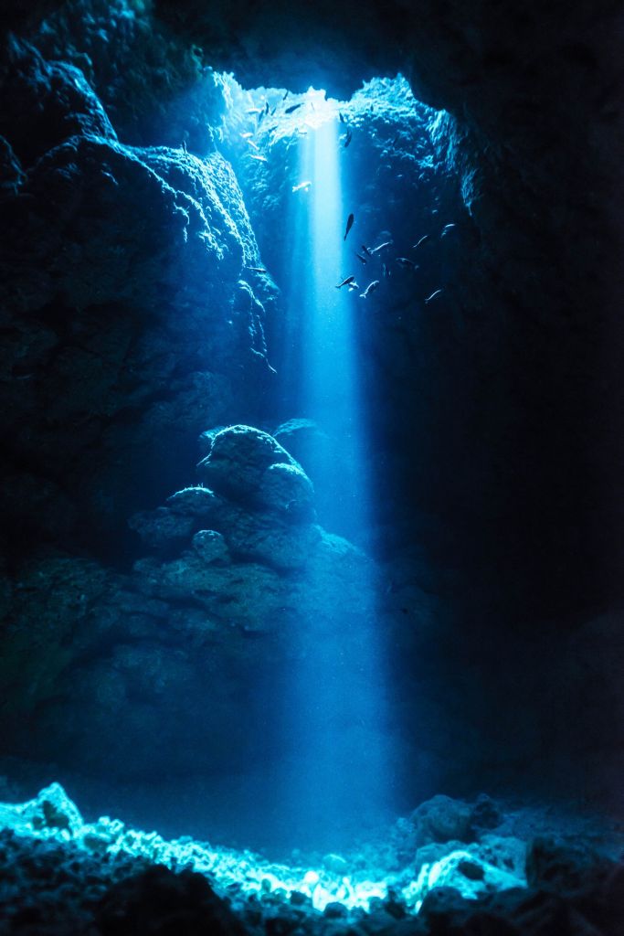 Światło w jaskini