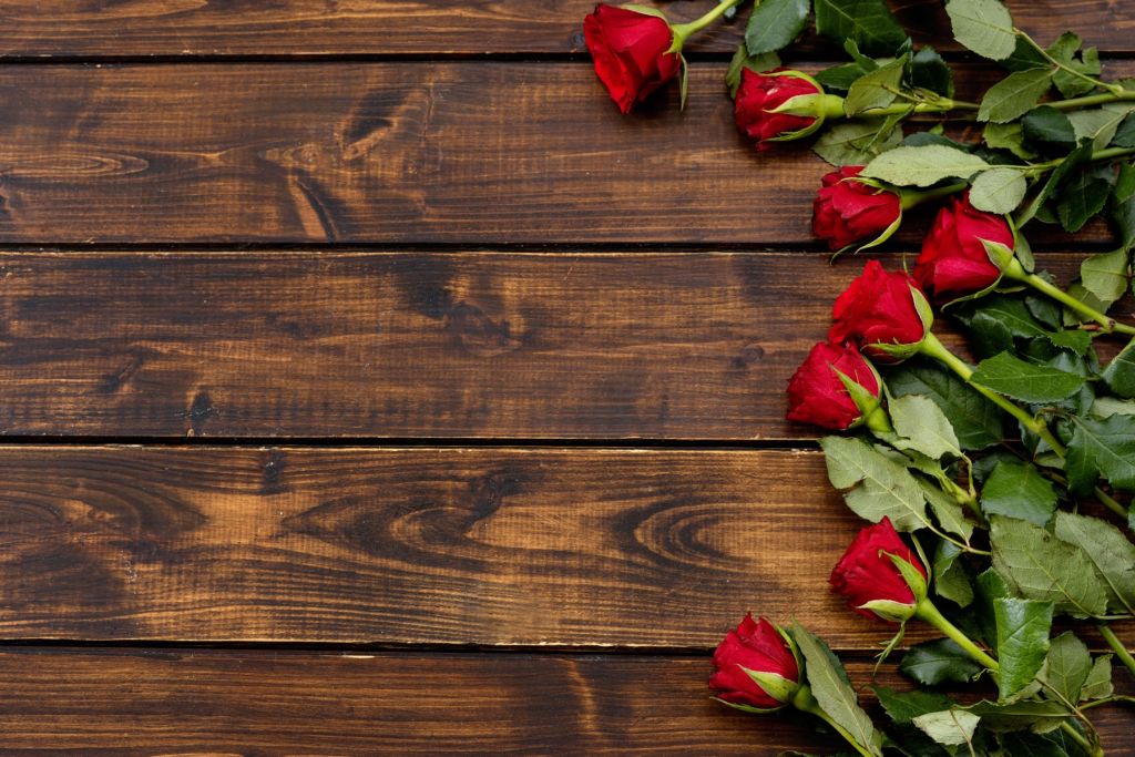 Czerwone róże na drewnie
