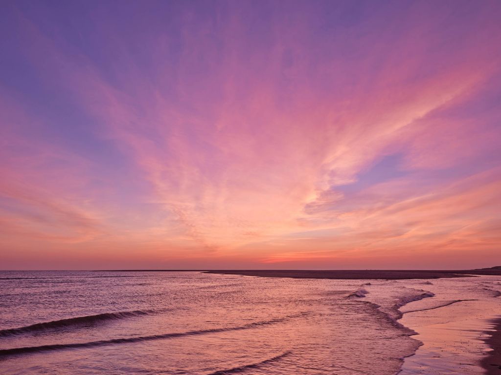 Plaża z różowym zachodem słońca