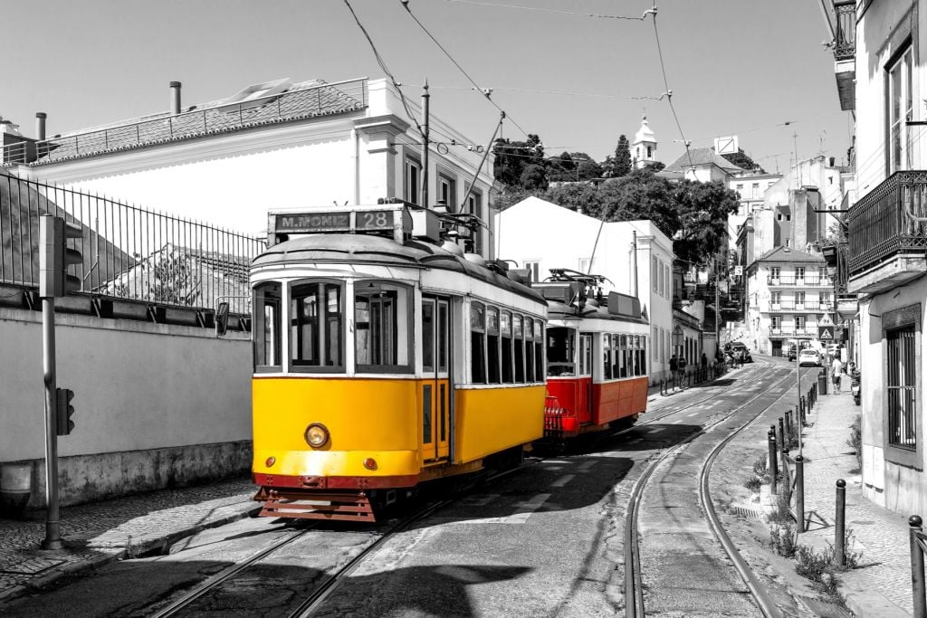 Żółty i czerwony tramwaj