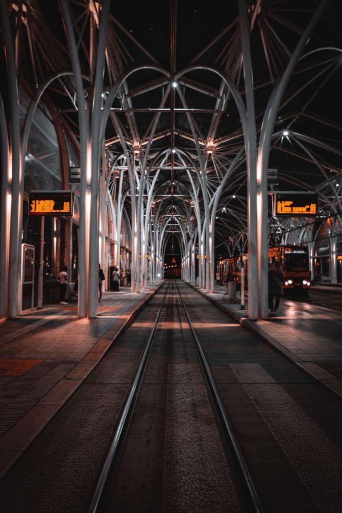 Dworzec tramwajowy w nocy