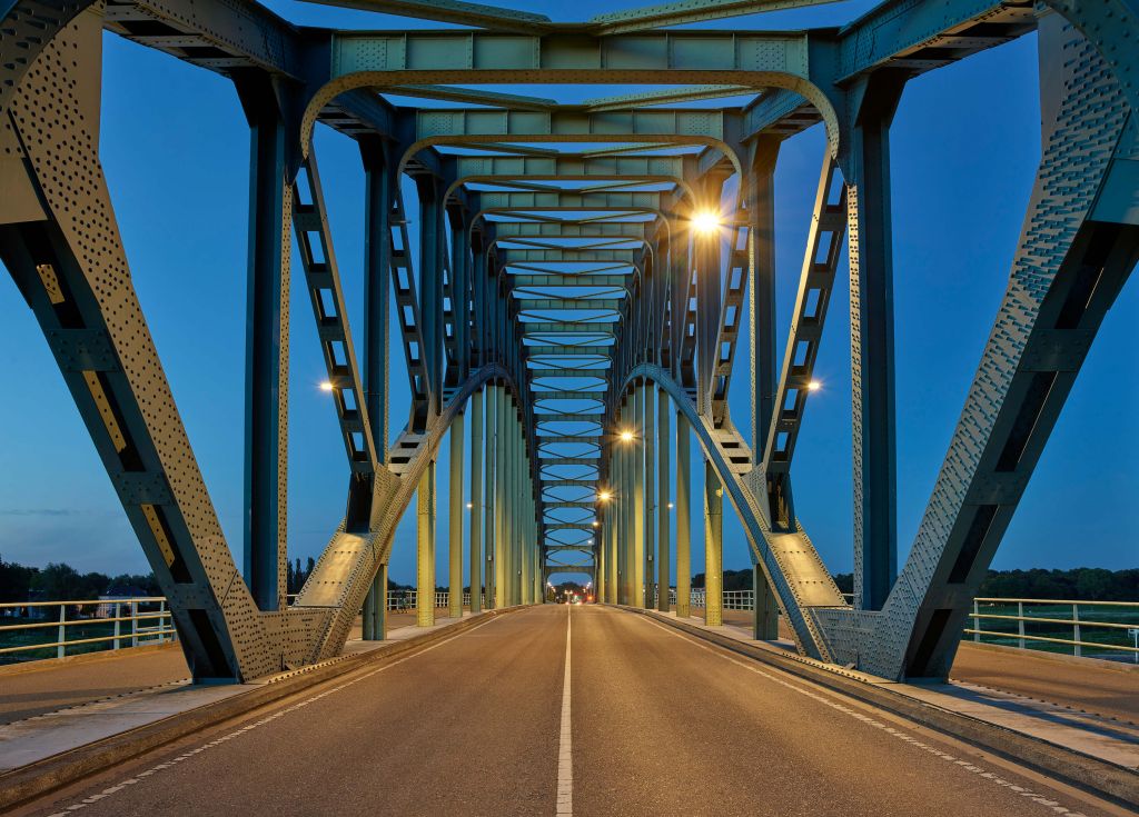 Stalowy most łukowy