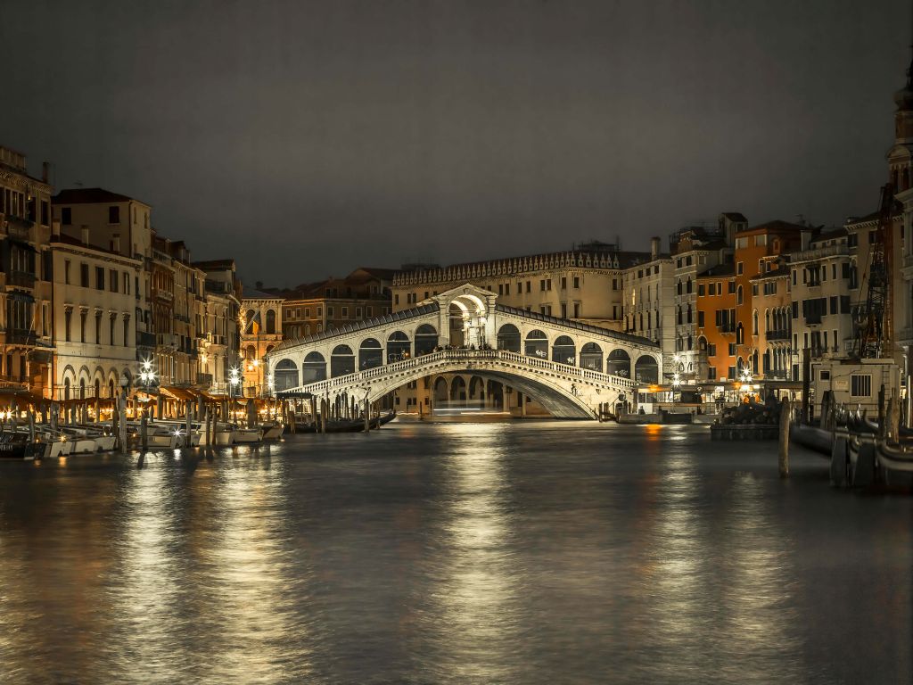 Most Rialto wieczorem
