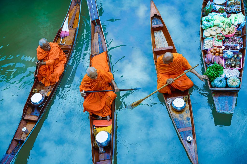 Mnich w drewnianej łodzi