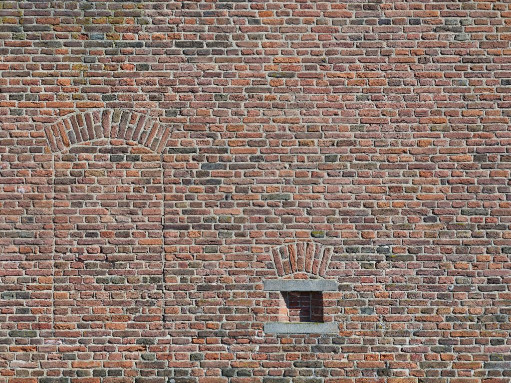 Dawne okno w murze z cegieł
