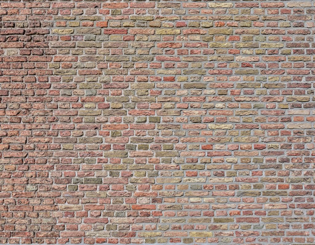 Mur ceglany z odrestaurowanymi fugami
