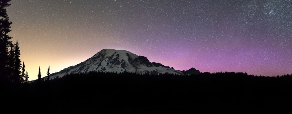 Góra Rainier z północnymi światłami