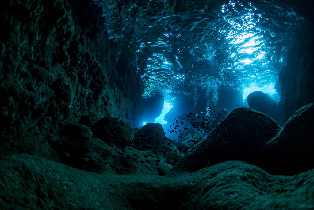 Promienie słoneczne w podwodnej jaskini
