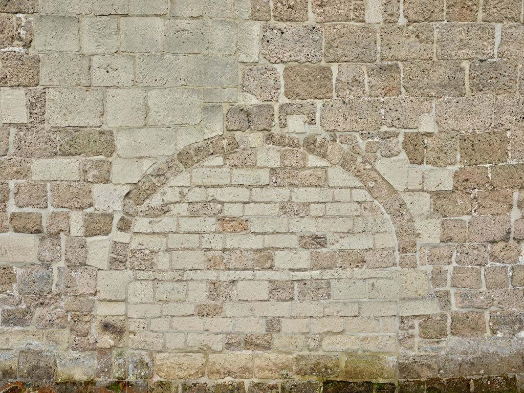 Stary kamienny mur z łukiem