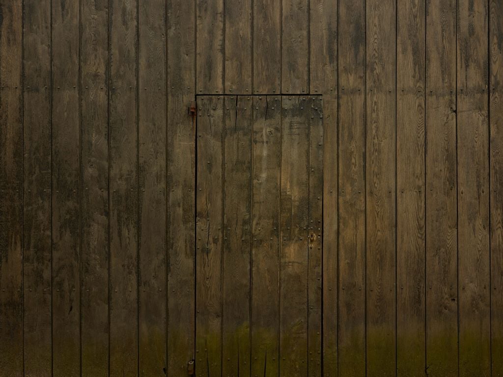 Ściana drewniana z drzwiami