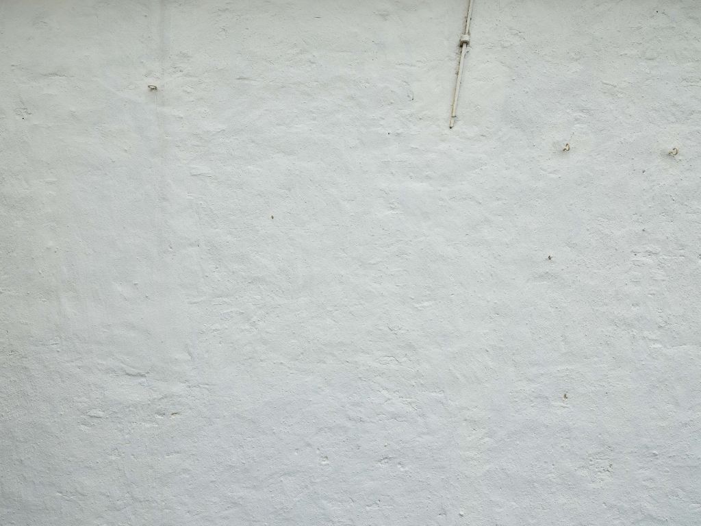 Ściana z białym stiukiem