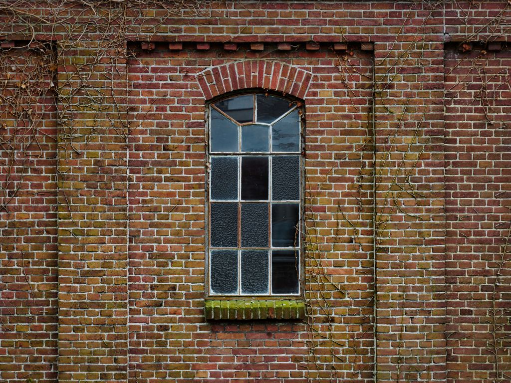 Okno w starym budynku