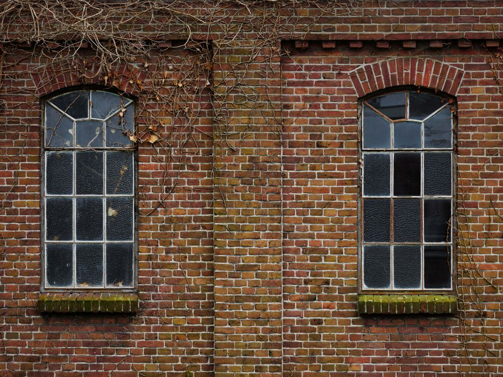 Okna w starym budynku fabrycznym