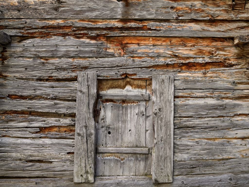 Stare drewno z drzwiami