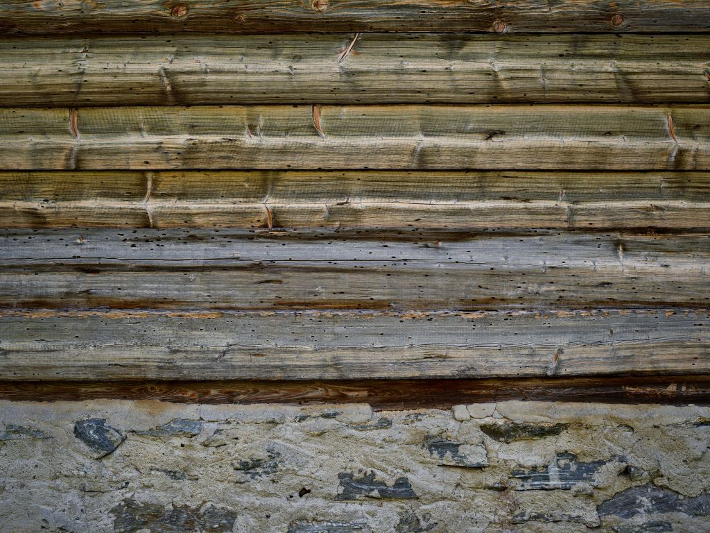 Drewno na kamiennej ścianie