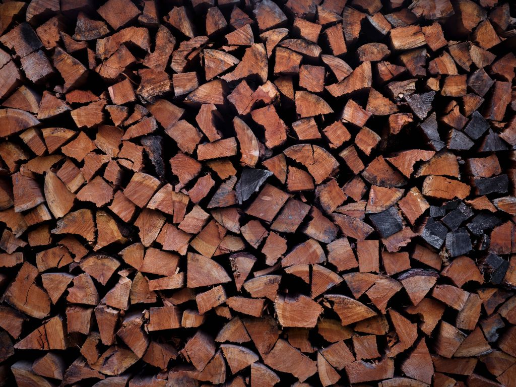Rozłupywanie i układanie drewna w stosy