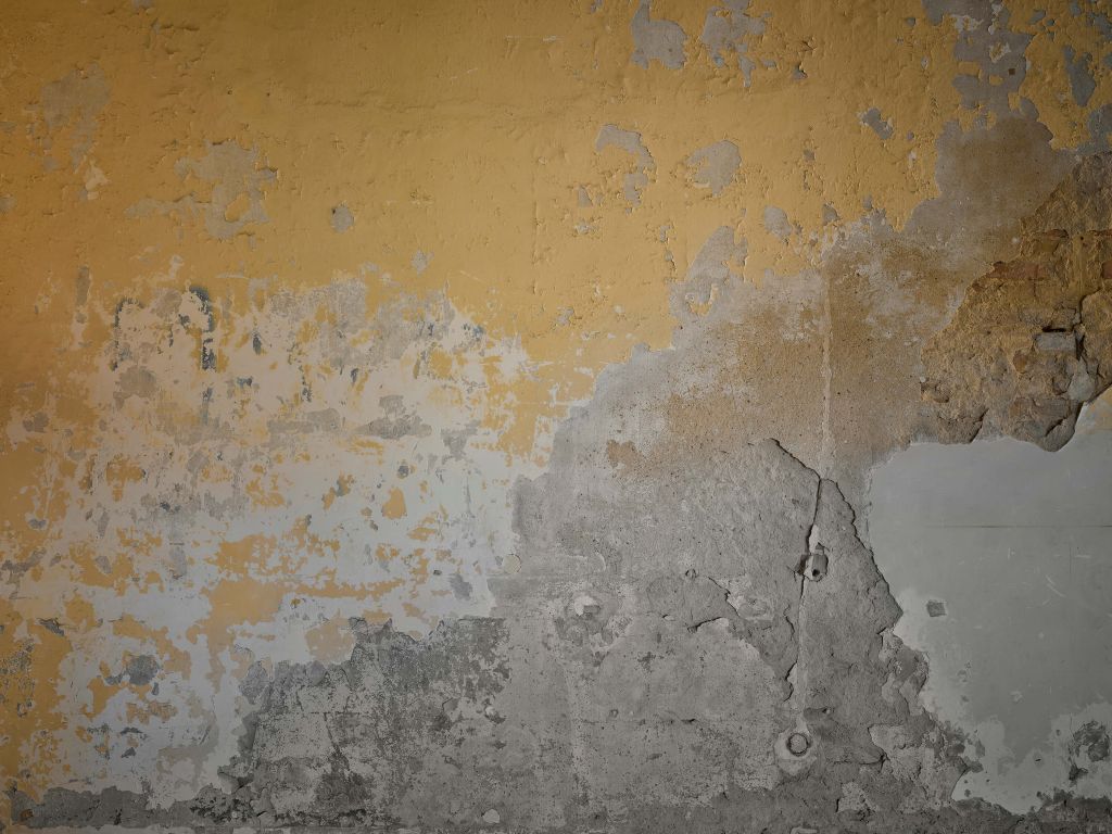 Postarzana żółta ściana