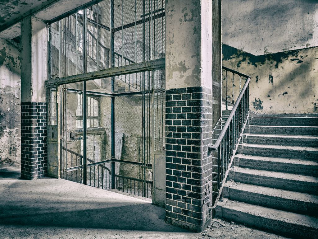 Stare schody i szyb windowy