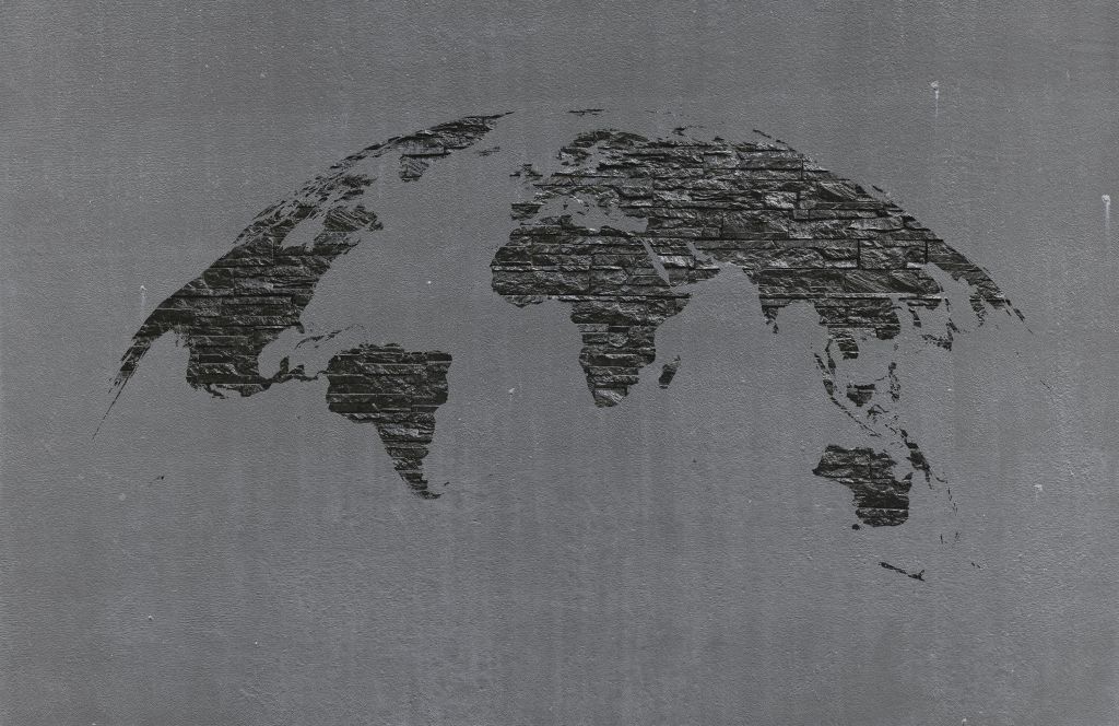 Mapa świata kamienie na szarym betonie