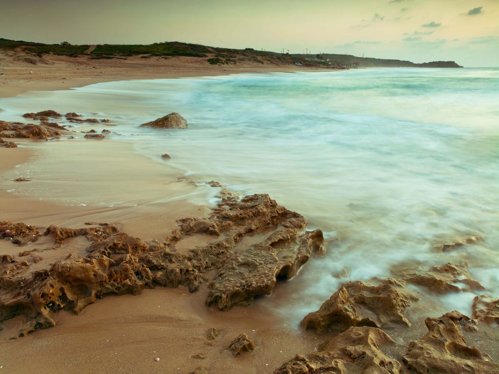 Cicha plaża z skałami