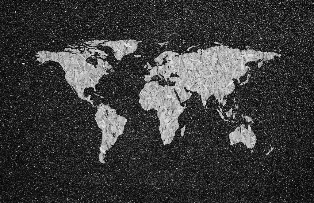 Biała mapa świata na czarnym tle