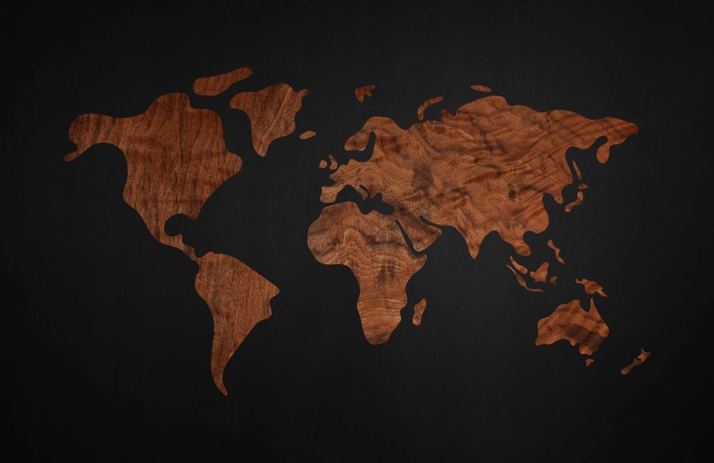 Mapa świata z okleiną drewnianą