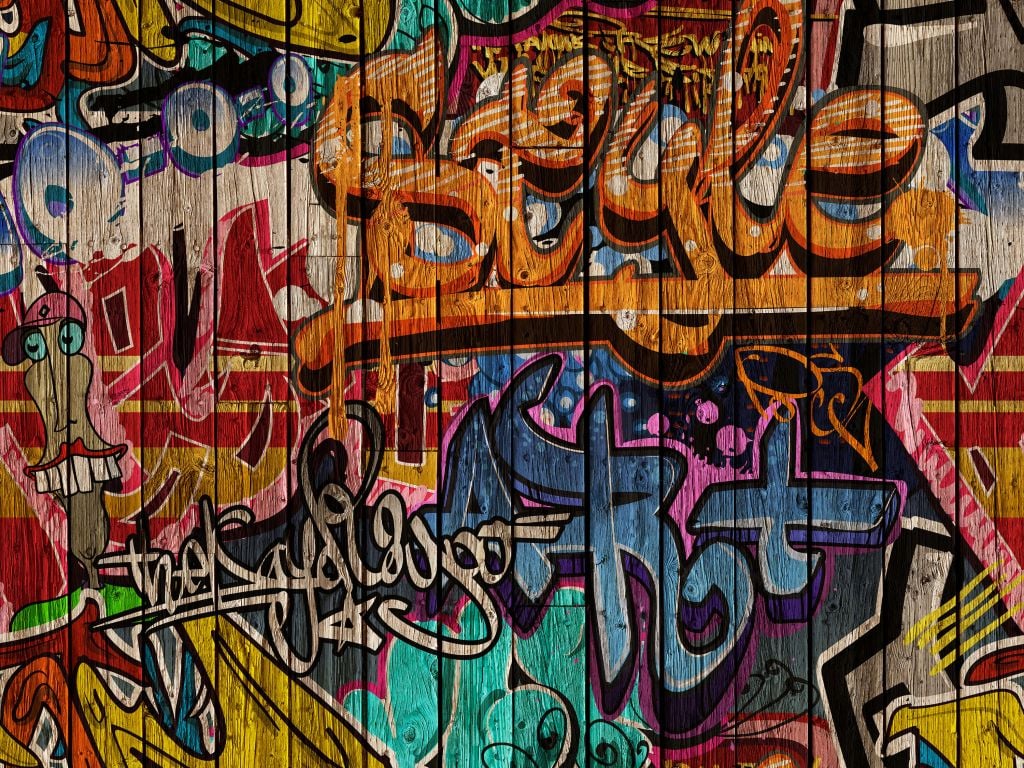 Graffiti z literami na drewnie