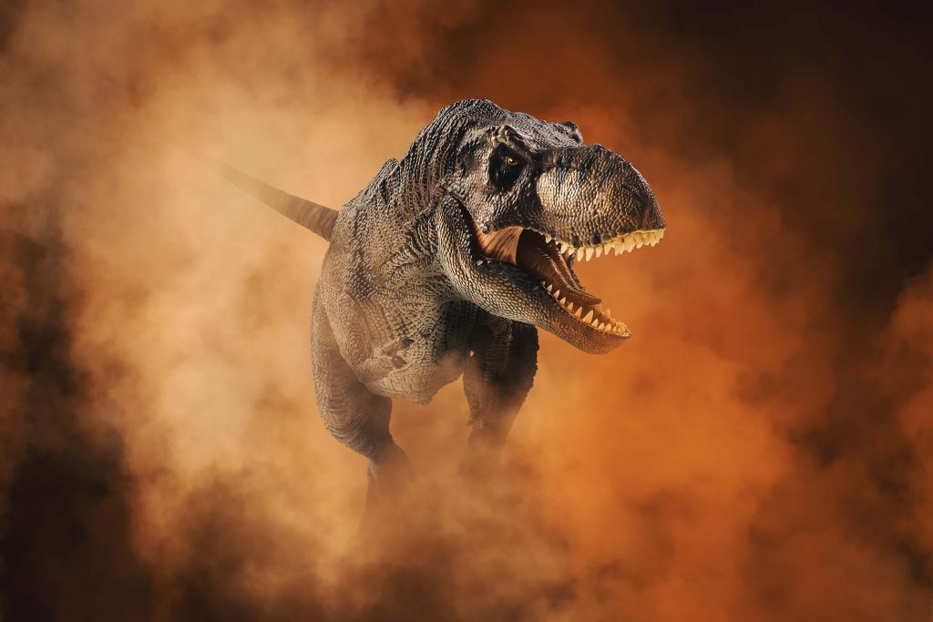 Tyranozaur idący przez dym