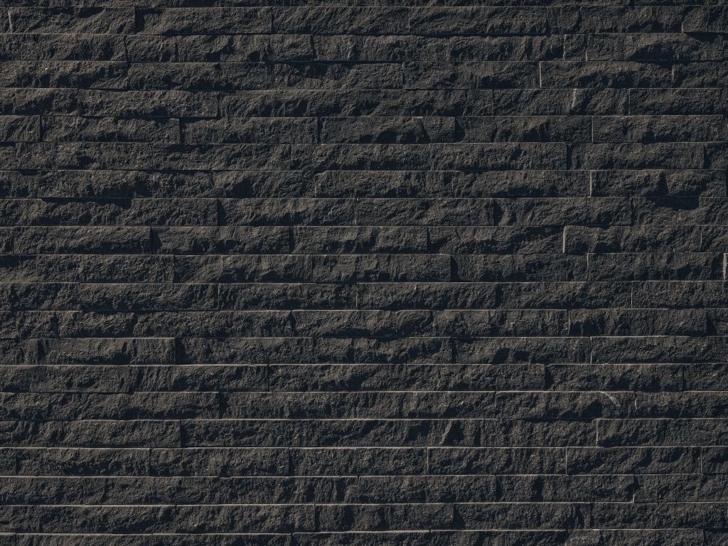 Ściana z ciemnymi kamieniami