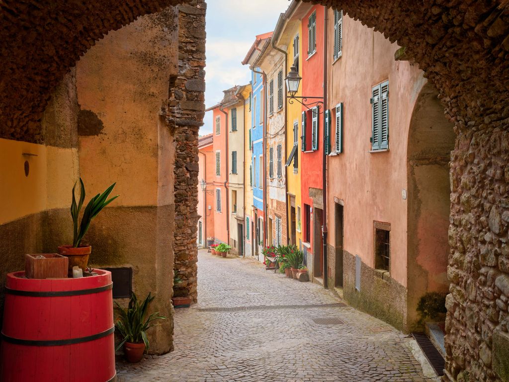 Włoska ulica z łukiem