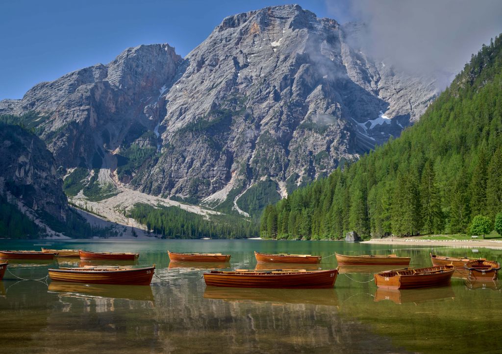 Drewniane łodzie na górskim jeziorze