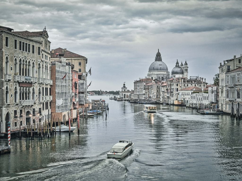 Kanał z łodziami w Wenecji