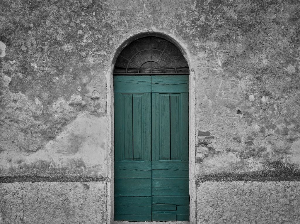 Zielone drzwi w starym murze