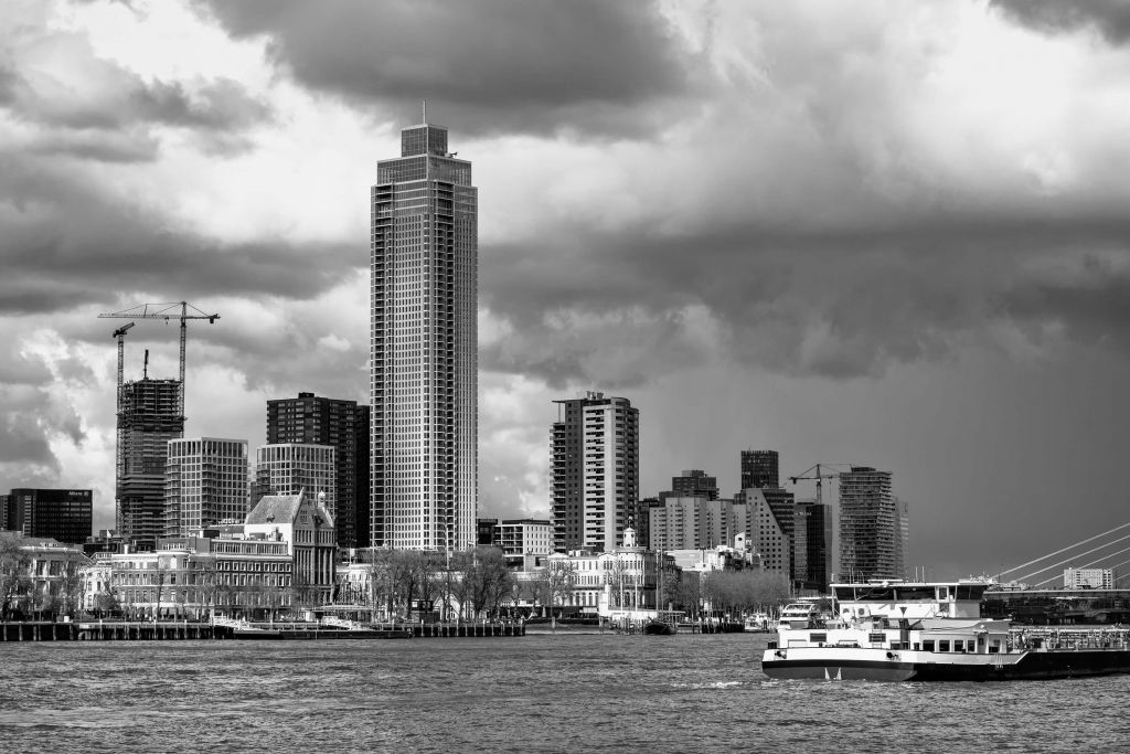 Skyline Rotterdamu (Westerkade) z Katendrecht (czarno-biały) 