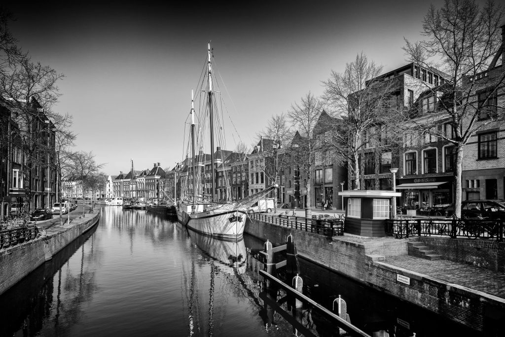 Historyczny statek znajdujący się na rzece A w Groningen W czerni i bieli 