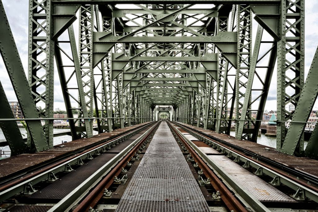 Monumentalny most kolejowy De Hef w Rotterdamie  