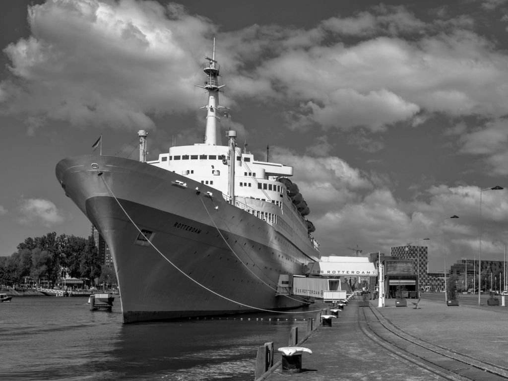 Dawny parowiec SS Rotterdam w czerni i bieli  