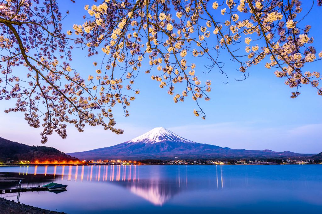 Góra Fuji na brzegu wody