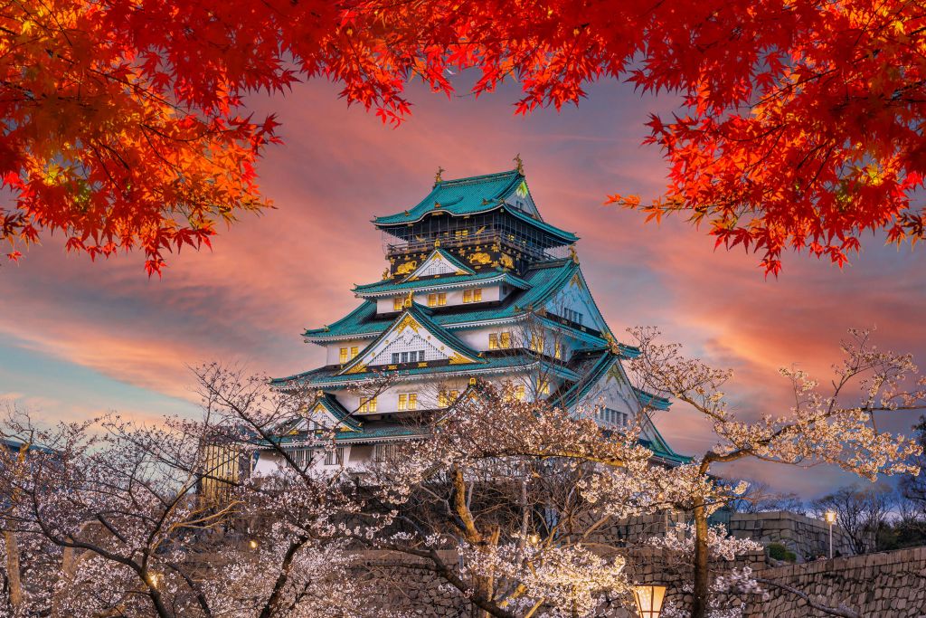 Zamek w Osace wśród drzew