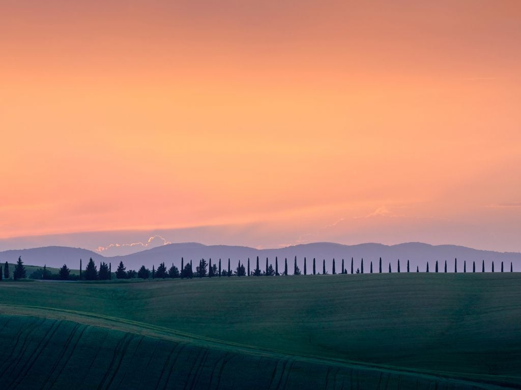Włoski krajobraz z pomarańczowym niebem