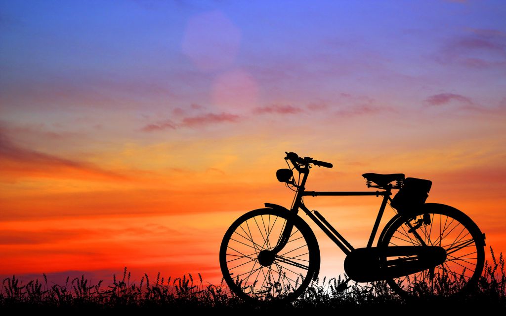 Rower zabytkowy przy zachodzie słońca