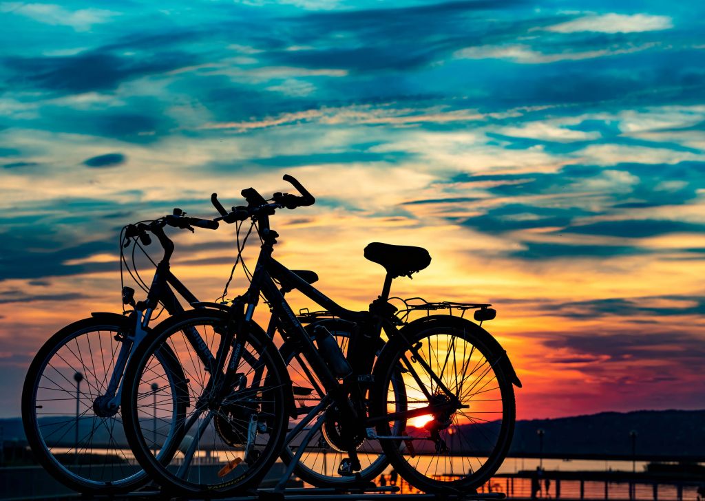 Jazda na rowerze przy zachodzie słońca