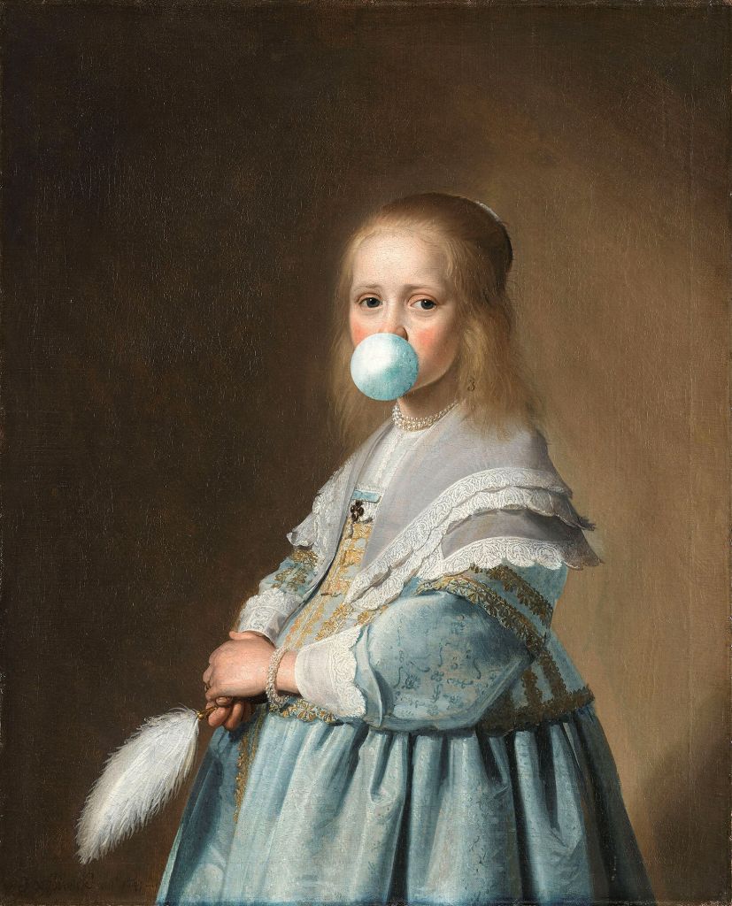 Portret dziewczyny z niebieską gumą do żucia